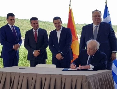 Ξέρουν τι υπέγραψαν; - Στο αγγλικό κείμενο αναφέρει «μακεδονική εθνικότητα» και όχι «ιθαγένεια»